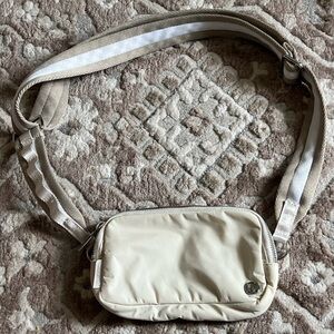 Lululemon athletica Bag everywhere  crossbody🌹🌹🌹
